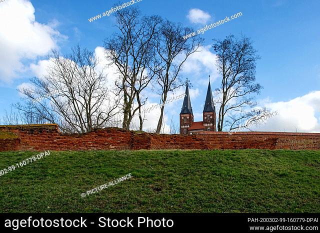 02 March 2020, Saxony-Anhalt, Jerichow: The towers of the monastery church of the Jerichow monastery behind the monastery wall