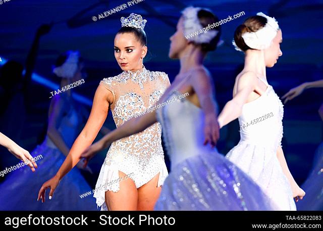 RUSSIA, NIZHNY NOVGOROD - 16 DE DICIEMBRE 2023: Gimnasta Rhythmic Arina Averina (L) realiza durante el show de gimnasia del Lago Swan en el complejo cultural y...