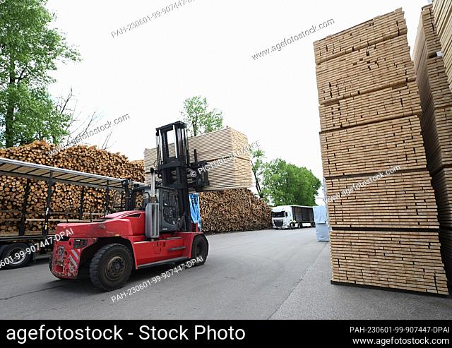 25 May 2023, Bavaria, Unterbernbach: A forklift truck drives past the lumber yard at a sawmill - taken during a field trip along the value chain of a wood...
