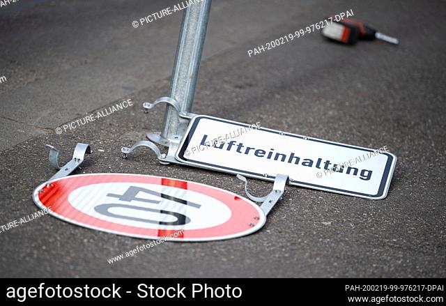 19 February 2020, Baden-Wuerttemberg, Stuttgart: A Tempo 40 sign and a sign with the inscription ""Air pollution control"" are on a sidewalk