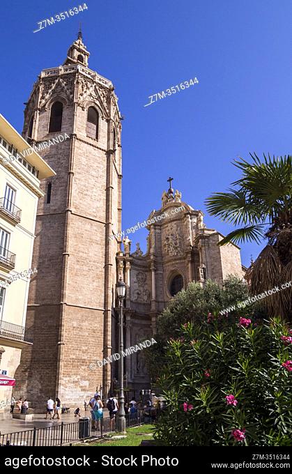 Campanario y Puerta de los Hierros de la catedral de Valencia. Comunidad Valenciana. España