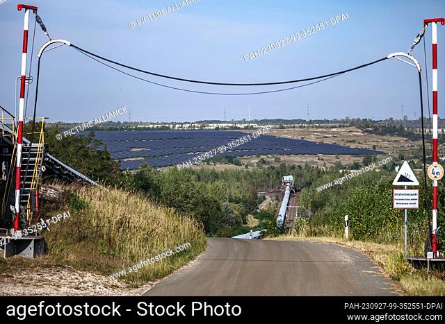 27 September 2023, Saxony, Groitzsch: View of the new Peres II photovoltaic plant in the former open pit mine. The mining company Mibrag has put a huge...