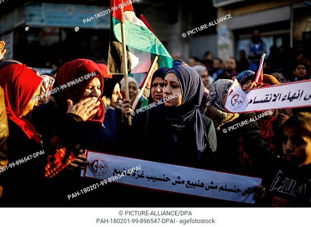 dpatop - Supporters of the Popular Front for the Liberation of Palestine (PFLP) hold banners and wave the Palestinian flag during a protest in support of...