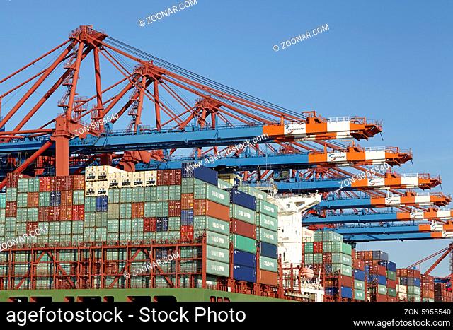 Containerschiff XIN Hong Kong am Terminal Eurogate im Tiefwasserhafen Hamburg-Waltershof aufgenommen am Morgen des 16. Mai 2015