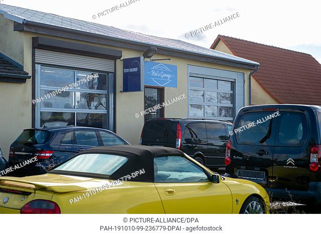 10 October 2019, Saxony-Anhalt, Wiedersdorf: Vehicles are parked in front of a workshop. There the perpetrator is said to have got himself a car while fleeing