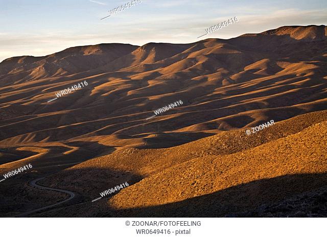 Huegellandschaft im ersten Morgenlicht, Anden, Argentinien, Hill landscape in first morning light, Andes, Argentina