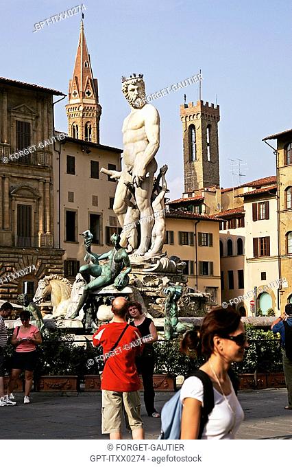 TOURISTS IN FRONT OF THE STATUE OF NEPTUNE BY AMMANNATI, WITH THE TOWERS OF THE MUSEO NAZIONALE DEL BARGELLO AND THE BADIA FIORENTINA CHURCH