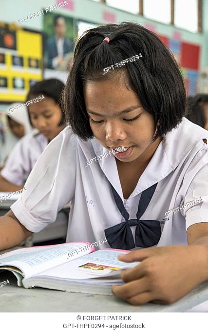 YOUNG PRIMARY SCHOOL GIRL IN A READING LESSON, SUAN LUNG SCHOOL, BANG SAPHAN, THAILAND, ASIA