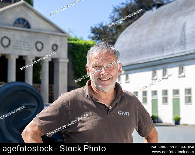 28 June 2023, Lower Saxony, Bad Salzdetfurth: Local mayor Heinrich Schrell stands at the venue of the Heersum Summer Games 2023 in Bodenburg