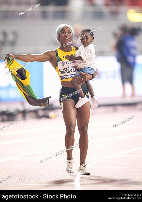 jubilation winner Shelly-Ann FRASER-PRYCE (JAM / 1st place) with her son Zyon in her arms, lap of honor. Women's 100m final, on September 29