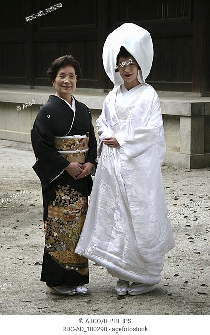 Bride and mother in traditional japanese wedding dress Meijin Shrine Tokyo Japan Braut in traditionellem japanischen Hochzeitskleid und Brautmutter Meijin...