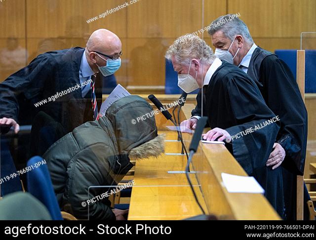 19 January 2022, Hessen, Frankfurt/Main: Ein aus Syrien stammender Arzt (2.v.l.) Sitzt auf der Anklagebank des Oberlandesgerichts in Frankfurt zwischen seinen...