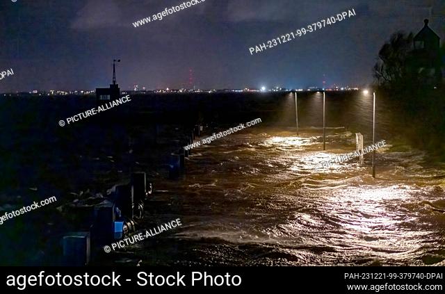 21 December 2023, Lower Saxony, Dangast: Storm Zoltan causes a flooded harbor in the North Sea resort of Dangast (district of Friesland)