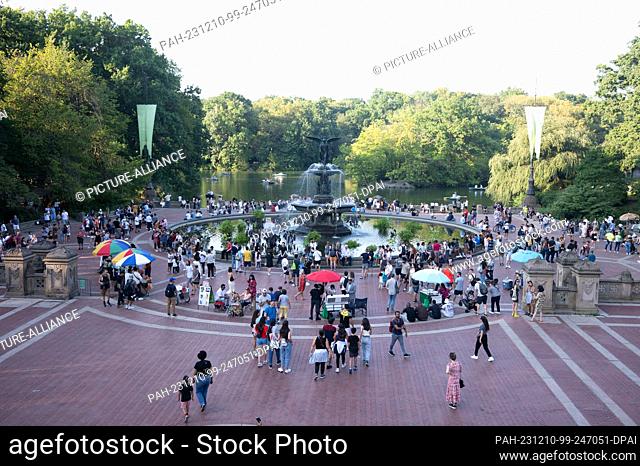 03 September 2023, USA, New York: Visitors stand at the Bethesda Fountain in Central Park. Photo: Sebastian Kahnert/dpa. - New York/New York/USA