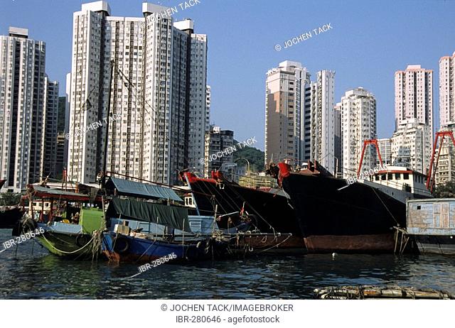 Harbour with sampans and residential buildings, Aberdeen, Hongkong, Hong Kong Island, China