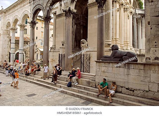 Croatia, Dalmatian coast, Split, old Roman city listed as World Heritage by UNESCO, Diocletian's Palace, Peristyle