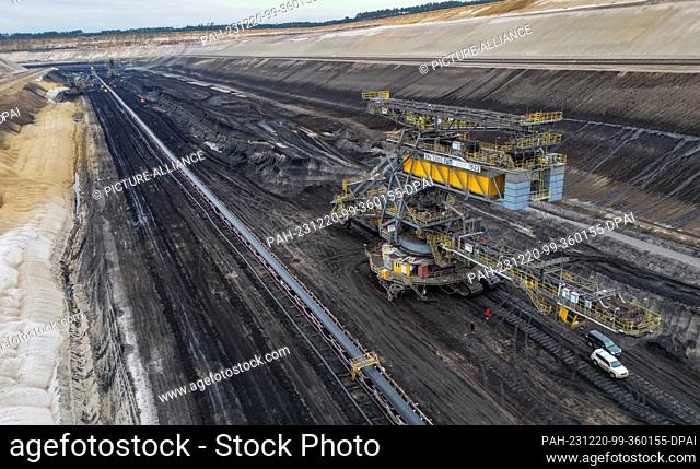 PRODUCTION - 19 December 2023, Brandenburg, Jänschwalde: Huge mining equipment stands at the coal seam in the Jänschwalde opencast lignite mine operated by...