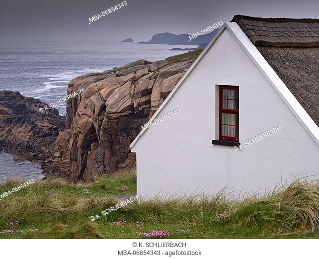 Ireland, Donegal, fishing house with thatched roof at the Gweedore Bay close Derrybeg