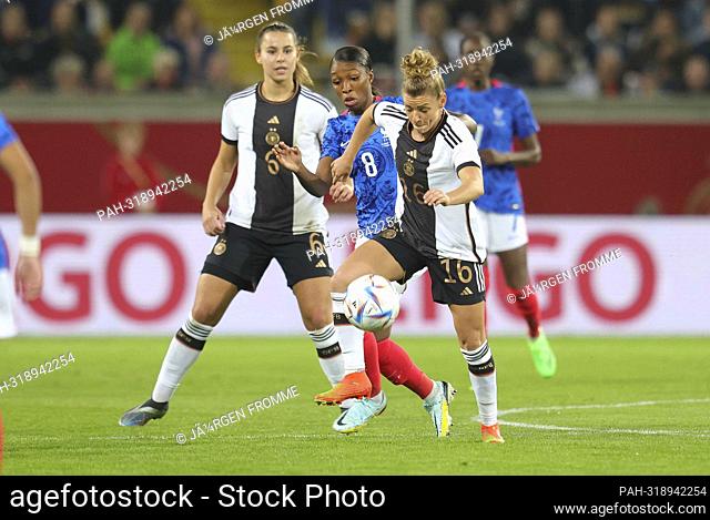 firo : October 7th, 2022, football, soccer, friendly match women's country game national team Germany - France duels Linda Dallmann versus Grace Geyoro