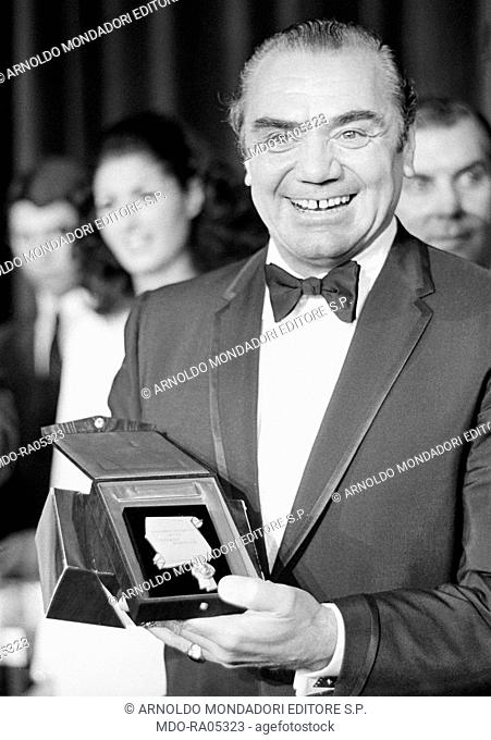 American actor Ernest Borgnine (Ermes Effron Borgnino) receiving the Silver Mask Prize. Rome, 1968