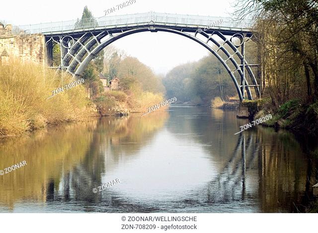 Ironbridge, erste Eisenbrücke der Welt, 1779 von Abraham Darby erbaut über den Fluss Severn in Telford Shropshire England Großbritannien Europa