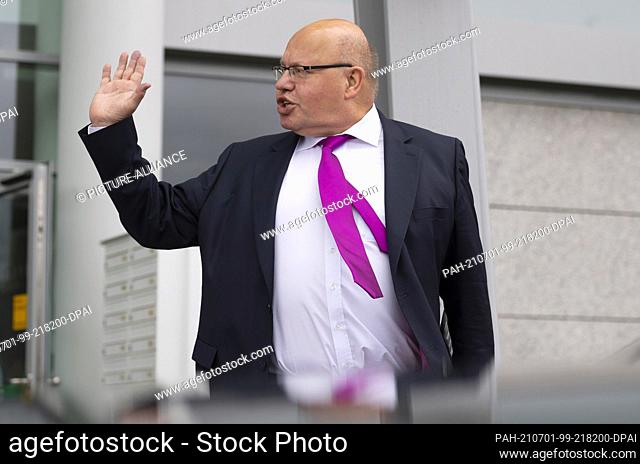 01 July 2021, Saxony, Dresden: Federal Minister of Economics Peter Altmaier (CDU) waves during a visit to Infineon Technologies
