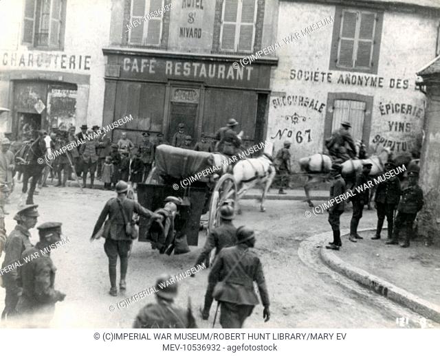 Italian artillery in Hautvillers, Marne, north eastern France, during the First World War. British and French soldiers can also be seen