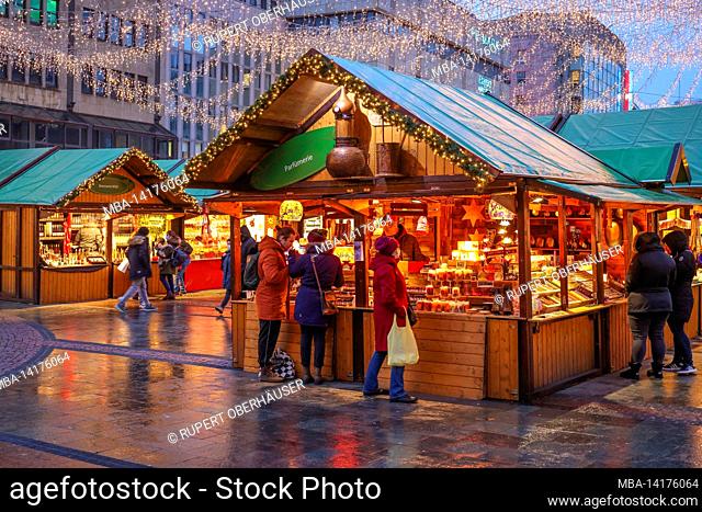 Essen, North Rhine-Westphalia, Germany - Christmas market in Essen in times of the corona pandemic under 2G conditions. Visitors to Kennedyplatz must have...