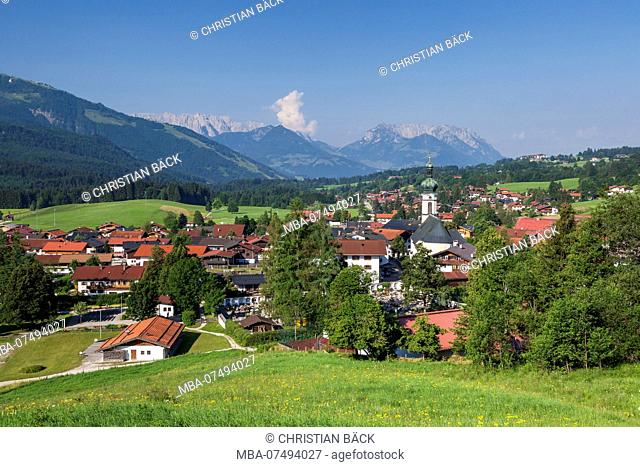 View of Reit im Winkl with the parish church of Sankt Pankratius behind it the Wilder and Zahmer Kaiser, Chiemgau Alps, Chiemgau, Upper Bavaria, Bavaria