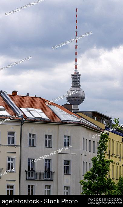 PRODUCTION - 19 May 2023, Berlin: The TV tower rises into the sky against a backdrop of renovated old buildings in Berlin's Prenzlauer Berg district