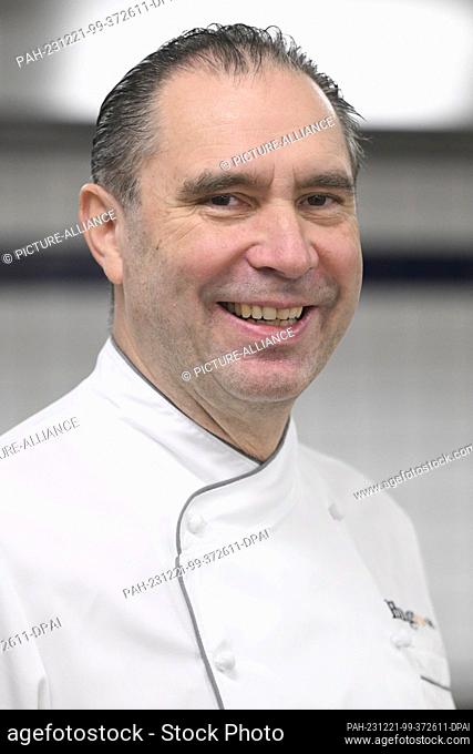 20 December 2023, Berlin: Michelin-starred chef Eberhard Lange, deputy head chef at the Hugos restaurant in the Hotel Intercontinental Berlin