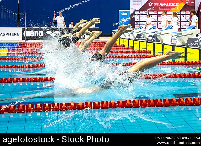 26 June 2022, Berlin: Swimming: German championship, decision, 100 m freestyle, men, swimming and diving hall at Europa-Sportpark
