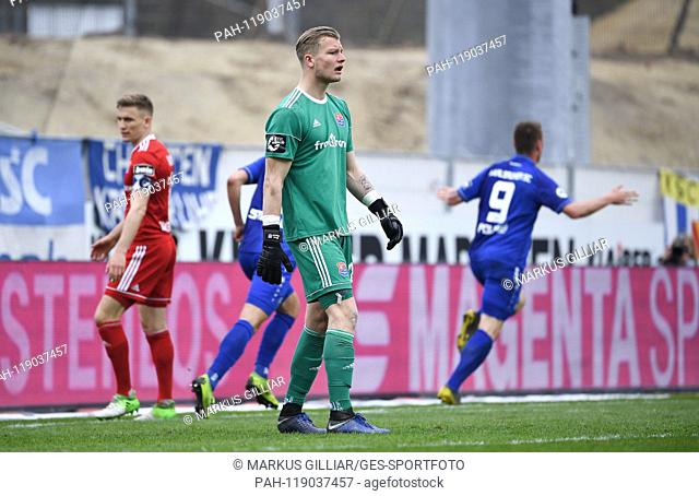goal, hits 3: 0: While Marvin Pourie (KSC) / r cheers goalkeeper Nico Mantl (SpVgg Unterhaching) is frustrated. GES / Fussball / 3