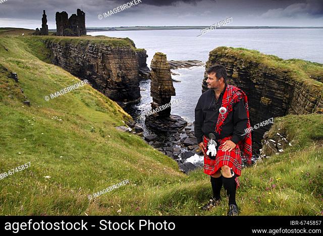 Man in kilt, kilt, Castle Sinclair Girnigoe, castle ruin, coast, cliff, Sinclairs Bay, rocky outcrop, Clan Sinclair, Wick, Caithness, Keiss, North East Coast