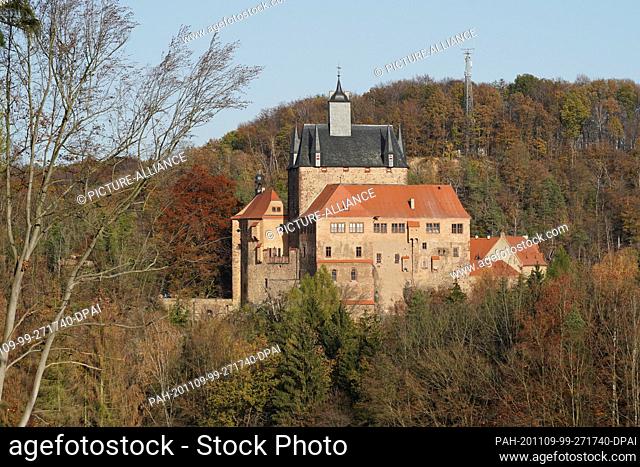 08 November 2020, Saxony, Kriebstein: View of the castle Kriebstein, built in the 14th century from 1384 in the municipality of the same name Kriebstein in...
