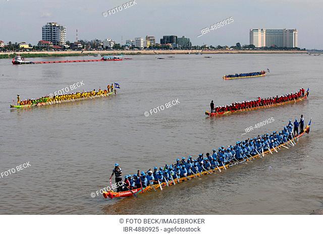 Dragonboats at Bon Om Touk Water Festival on Tonle Sap River, Dragonboat Race, Phnom Penh, Cambodia