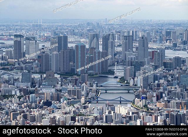 07 August 2021, Japan, Tokio: A view of Tokyo from Tokyo Skytree , television tower in the Japanese capital Tokyo. Photo: Marijan Murat/dpa