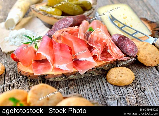 South Tyrolean snack with bacon, salami, red wine cheese, herb ham, fresh horseradish and local crunchy rye bread