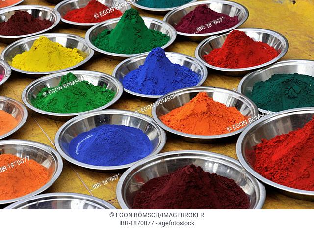 Coloured henna powder, Orchha, Madhya Pradesh, North India, India, Asia