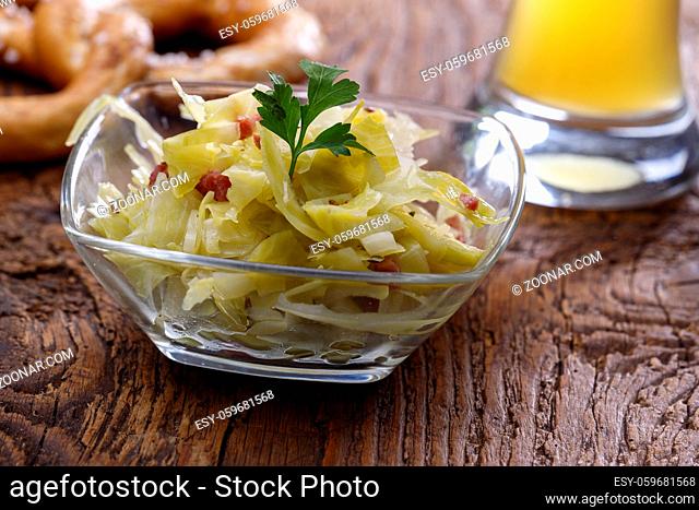 Bayerischer Krautsalat auf dunklem Holz