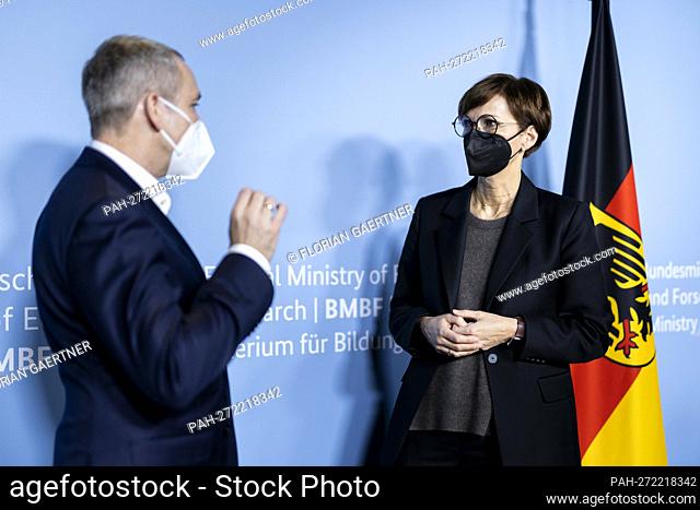 (RL) Bettina Stark-Watzinger (FDP), Federal Minister of Education and Research, and Roland Eils, head of the HiGHmed consortium of the Medical Informatics...