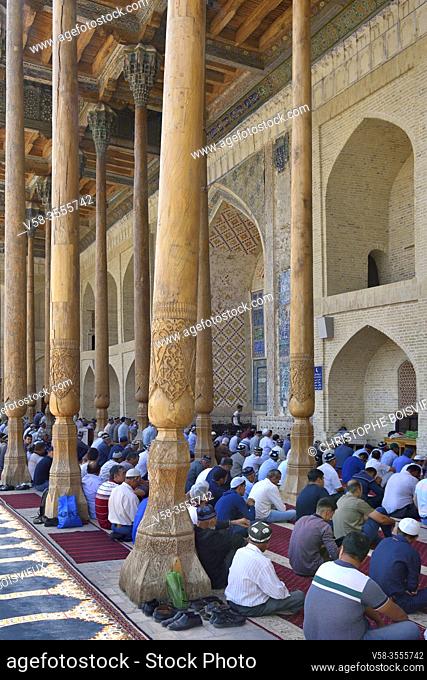 Uzbekistan, Unesco World Heritage Site, Bukhara, Friday prayer at Bolo Haouz mosque