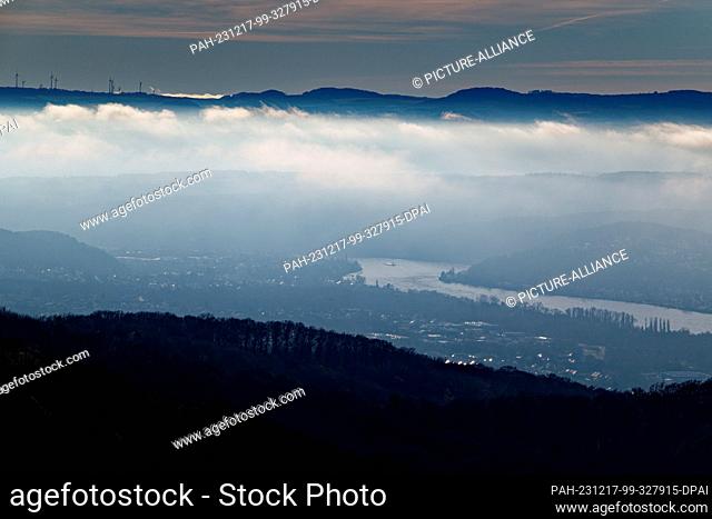 17 December 2023, North Rhine-Westphalia, Königswinter: A bank of clouds lies in the Rhine Valley as seen from the Großer Ölberg in the Siebengebirge