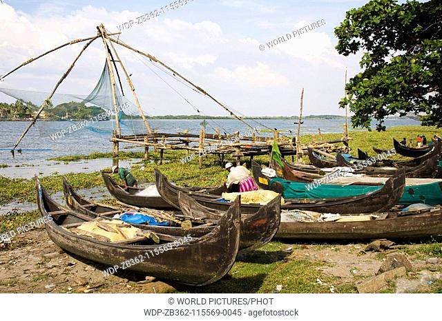 Chinese fishing nets, boats and fishermen, Fort Cochin, Cochin, Kerala, India Date: 15/05/2008 Ref: ZB362-115569-0045 COMPULSORY CREDIT: World...
