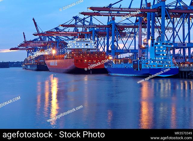 Die Containerschiffe Rio Blanco und Aurora werden am Terminal Burchardkai im Tiefwasserhafen Hamburg-Waltershof am Abend des 8