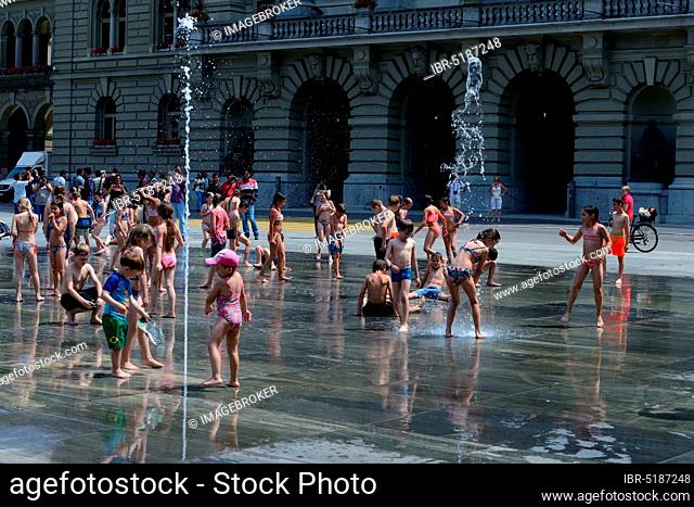 Children at the Bundesplatz, Canton, Water games, Water feature, Bernese Old Town, Federal Parliament, Old Town, Switzerland, Europe