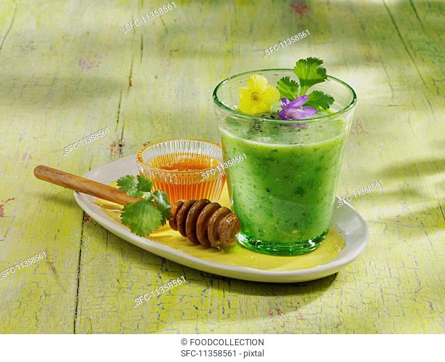 A cucumber and kiwi smoothie with kombucha and honey