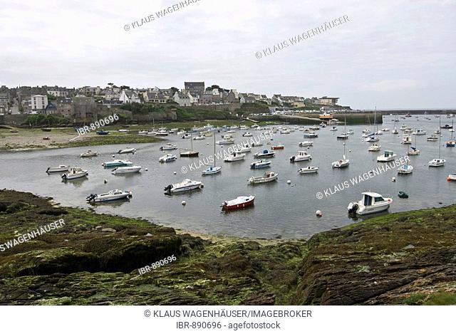 Boats in the harbour and the houses of Le Conquet, once a pirates port, Brittany, France, Europe