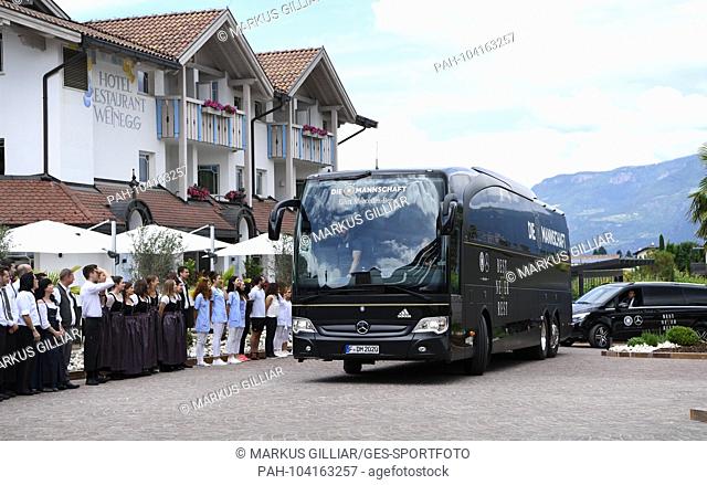 The team bus departs the hotel before arrival at the Hotel Winnegg Girlan / Eppan. GES / football / preparation for the 2018 World Cup