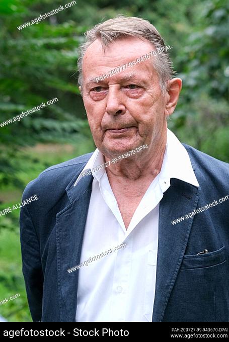 27 July 2020, Berlin: The actor Klaus Gehrke at the urn burial of actor Ernst-Georg Schwill in the churchyard of the Protestant Georgen Parochial Church in...